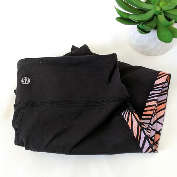 Lululemon Vintage Crop Black Pink Side Stripe Pattern Capri Cropped Pants 6 - Picture 1 of 5